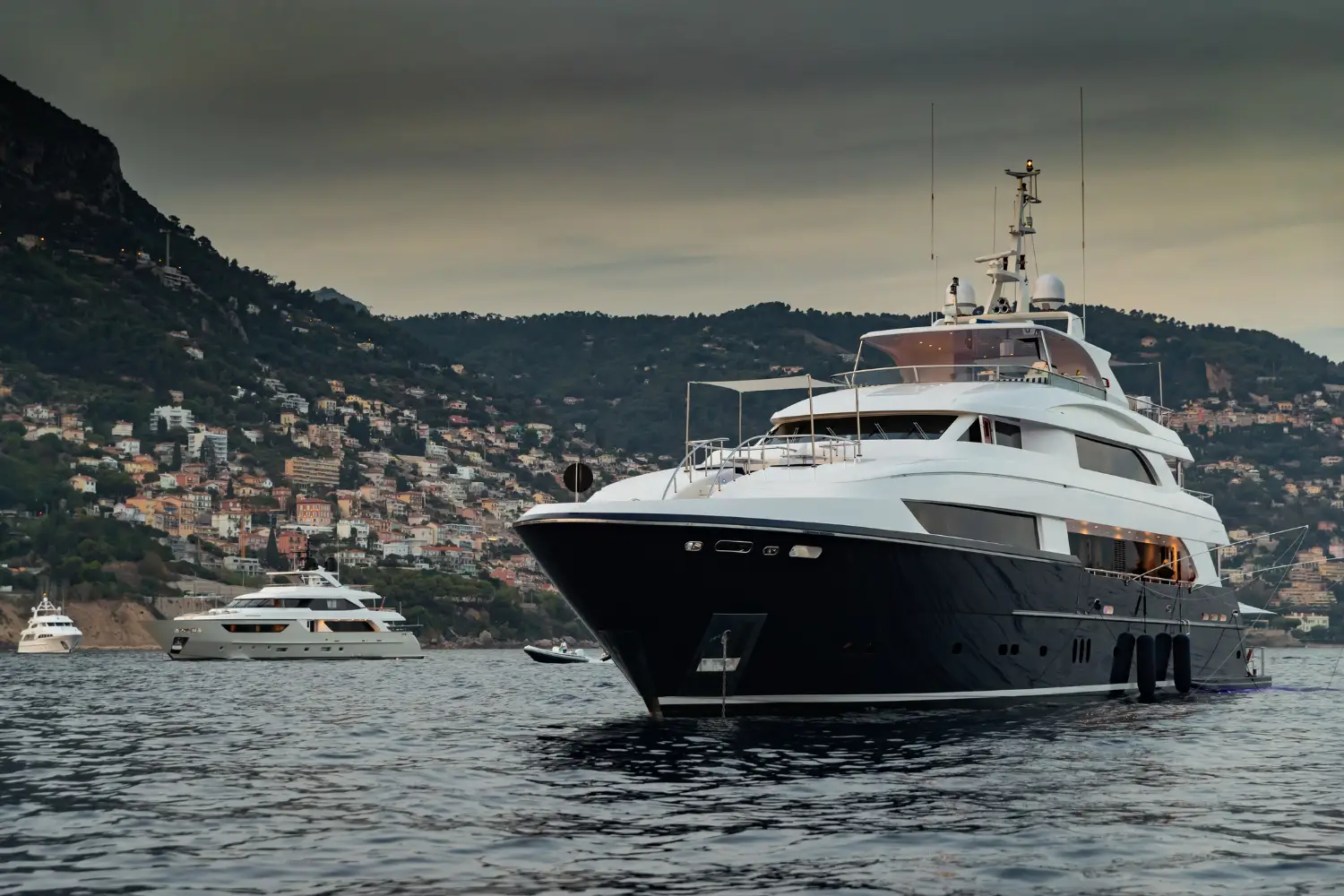 sportfishing yacht leaving san diego marina